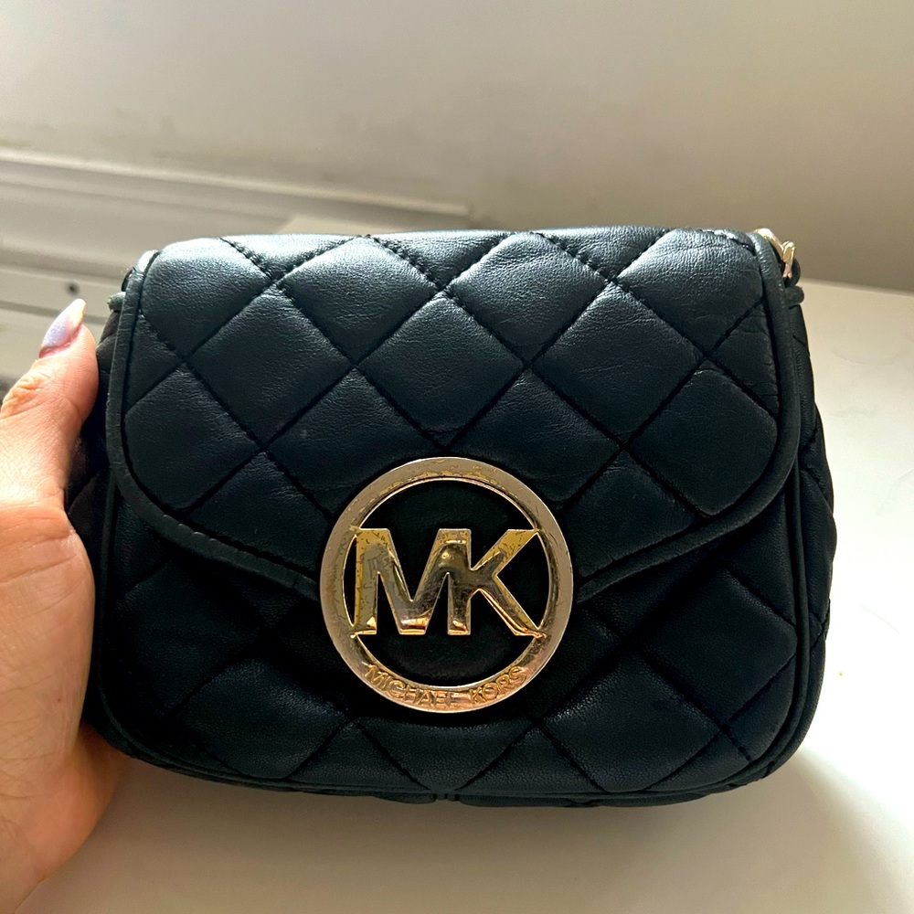Crossbody black bag.